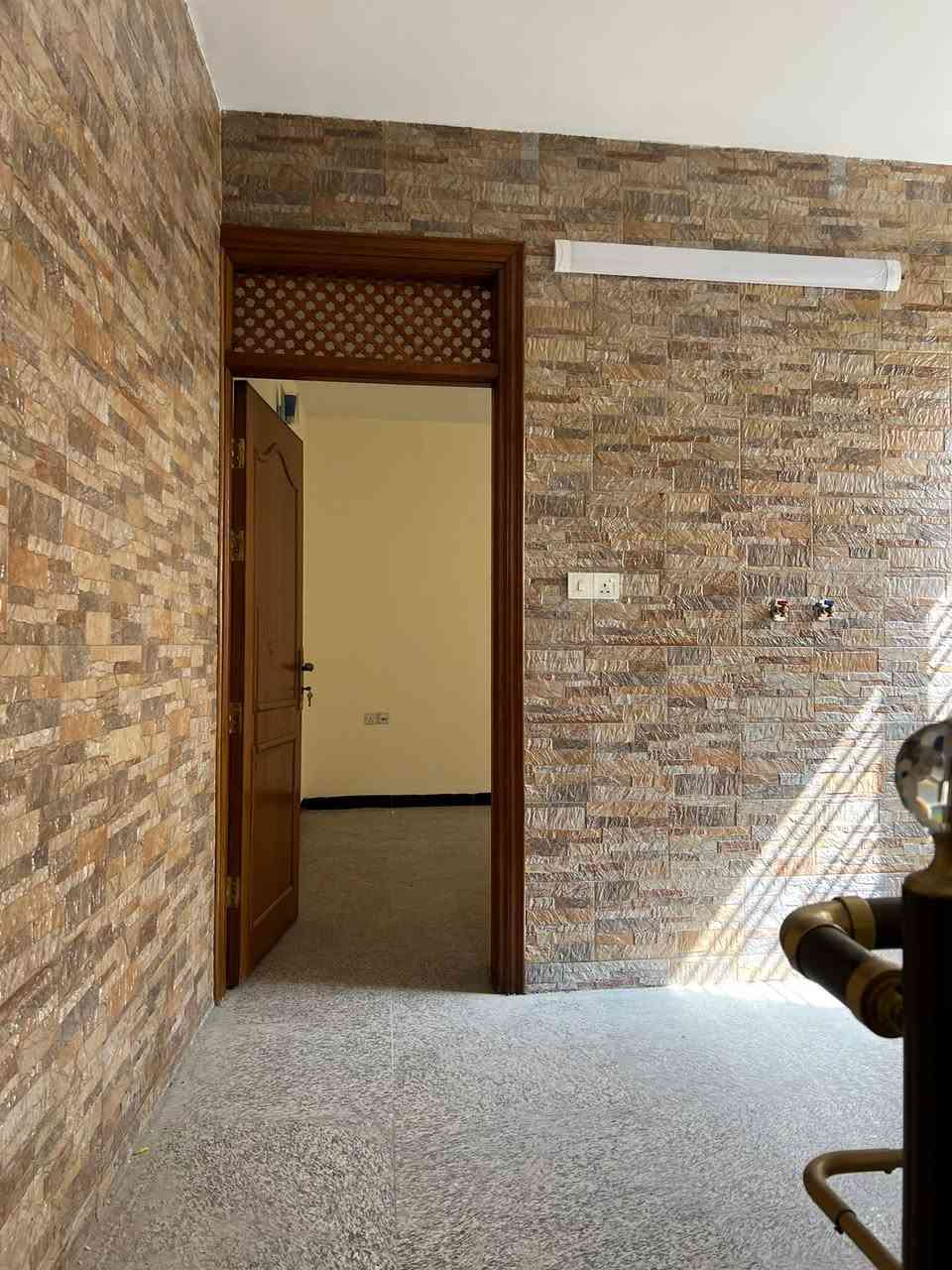 ⸻

🏡 للإيجار – بيت بموقع مميز

📍 الموقع: شارع المغرب
📐 المساحة: 180 متر

🔹 يتكون من:
• 3 غرف نوم
• صالة
• مطبخ
• هول داخلي
• كراج

💰 الإيجار:1200$

📞 للاستفسار: ***********
