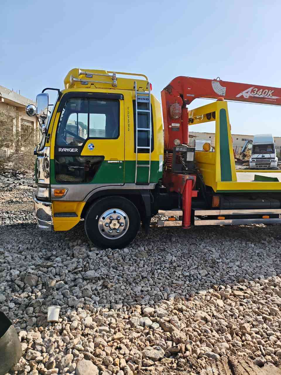 السلام عليكم هينو انكرسحطه وكرين للبيع  الكرين 3 سلايتات البدي طوله 6 متر بدي جديد  مكينه 80 عادي جديده لاتنقيص ولاتبخير موديل 96 مداور ثاني يوم طول 6 وربع  السياره ماناقصها كلشي خير من الله السعر ب 325 وبيها مجال 
للاستفسار اتصل ع رقم ‏‪0780 898 8849‬‏ ابو علي
