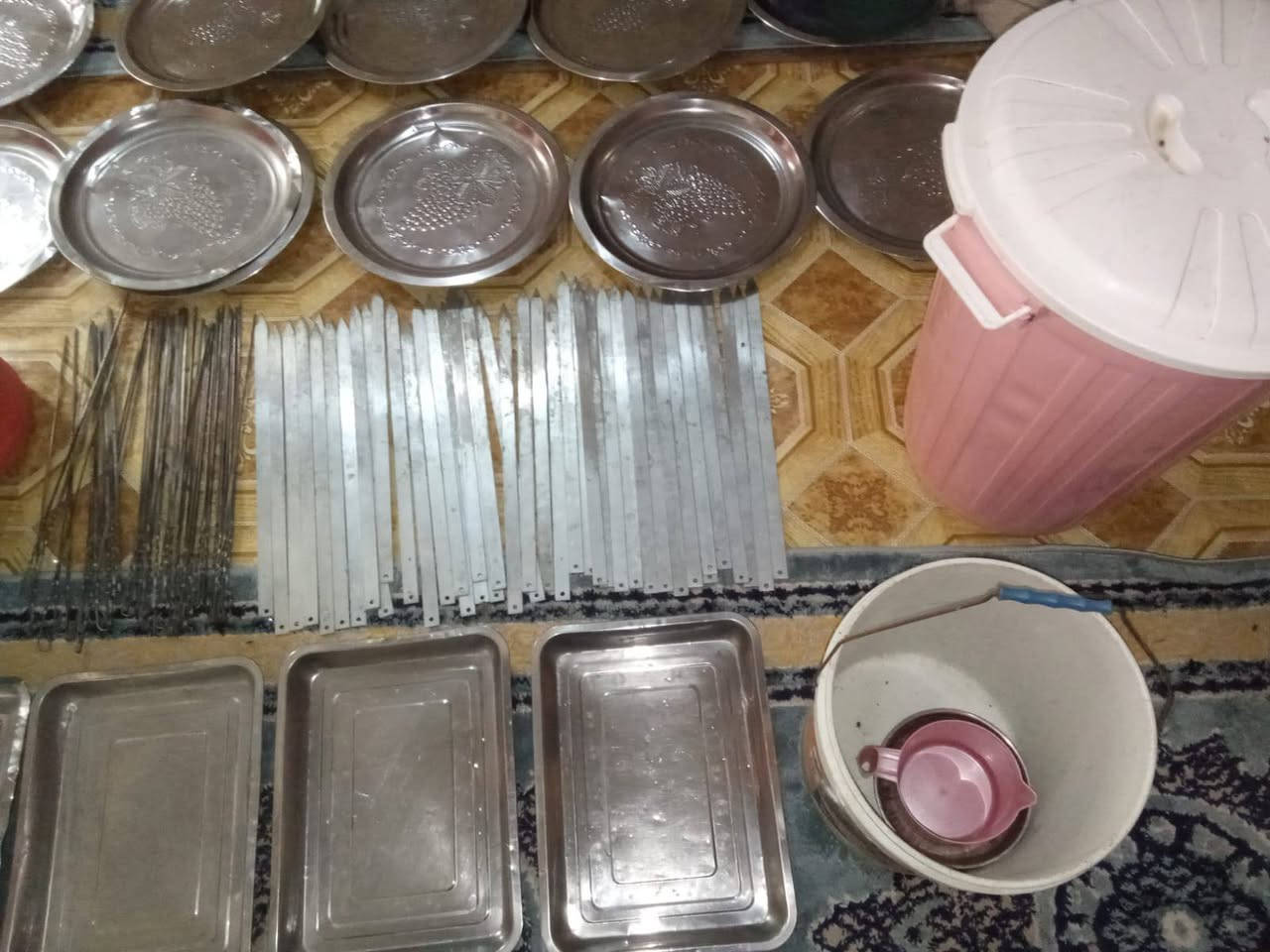 السلام عليكم
غراض للبيع شبة الجديده
ميز جام خانه عدد واحد 
ميز لعرض المقبلات كبير واحد 
منقله للشوي عدد واحد كبيره 
صواني عدد20
اشياش كباب عدد50
اشياش تكه عدد 50
ترمز 2 وطبلات ترمز 2
ماطور للهواء للشوي عدد واحد كبير 
نشره اضويه طول 30 متر 
مع واير اضافي 30متر
كلوبات عدد20

سطل كبير للخبز 
عنوان الحيدرية خان النص 
للتواصل رقم الهاتف
***********
سعر 350 وبيه مجال
