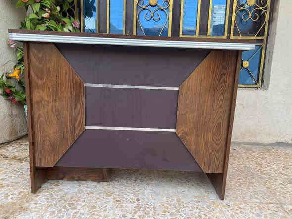 للبيع ميز مكتبي 
جديد قياس متر 
*********** عمارة
