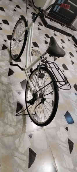 سلام عليكم بايسكل للبيع حجم 26 اي عيب مابي سعر 40 وبي مجال الشراي يجي خاص او يتصل ***********
