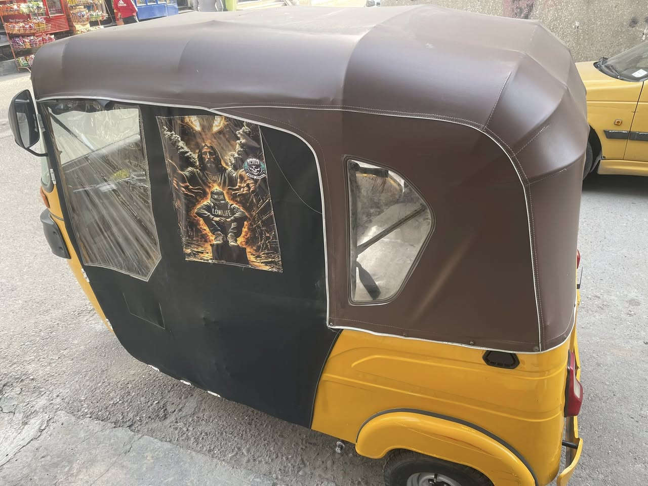 سلام عليكم شباب تكتك موديل 21 شهر11 للبيع رقم وسنويه هزه جديده محرك مفتوح مره وحده فقط بوشه وبستم معمره دوس بيه خياس موضح بلصوره السعر 7600 مكاني بغداد البلديات ***********
