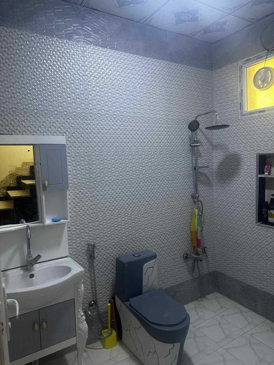 سلام عليكم بيت للبيع في مجمع الفردوس السكني 200متر طابق واحد 
***********
