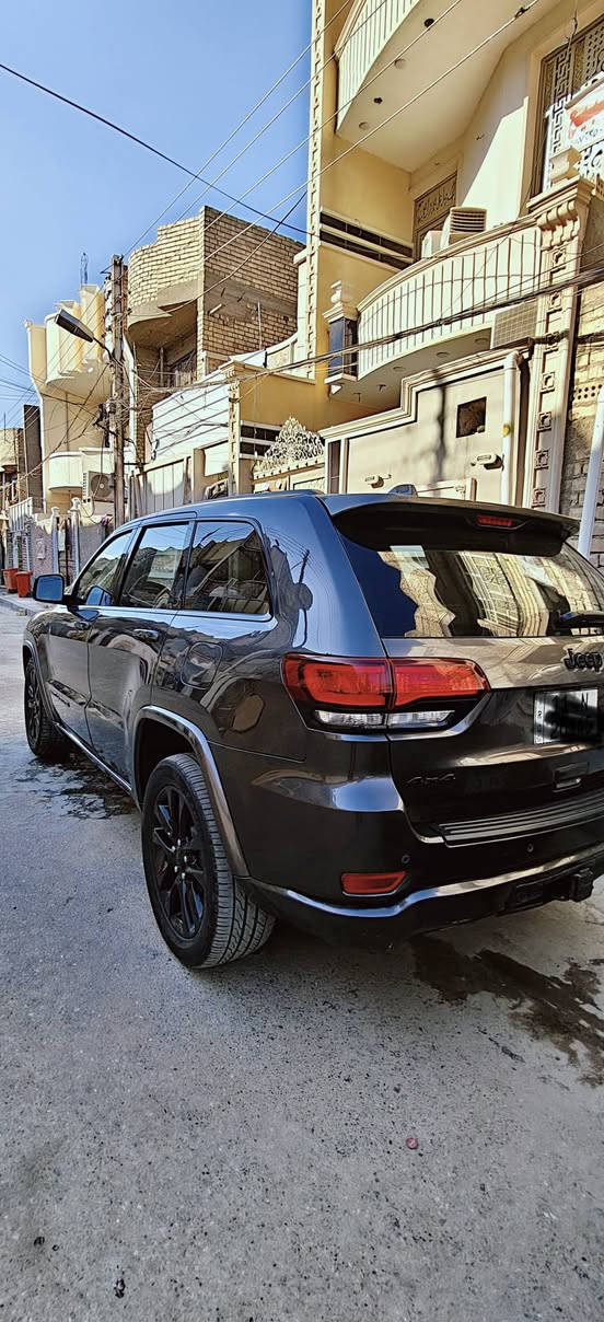 السلام عليكم جيب جراند شيروكي بلاك توب فور ويل موديل 2021 حادثه مرفق بالمنشور والسونار كذلك  جاملغ وبنيد بدون دواخل مواصفات رادار امامي وجانبي كشنات جلد تدفئة توقف ذاتي اتو  هولد  اتو بريك حساسات خلفية هوك خلفي مكينة 3600 كفاله هية والكير ماشية  77 باسمي رقم جديد وهزه جديده مكاني بغداد السعر 205وبيه مجال للشراي الاتصال ***********
