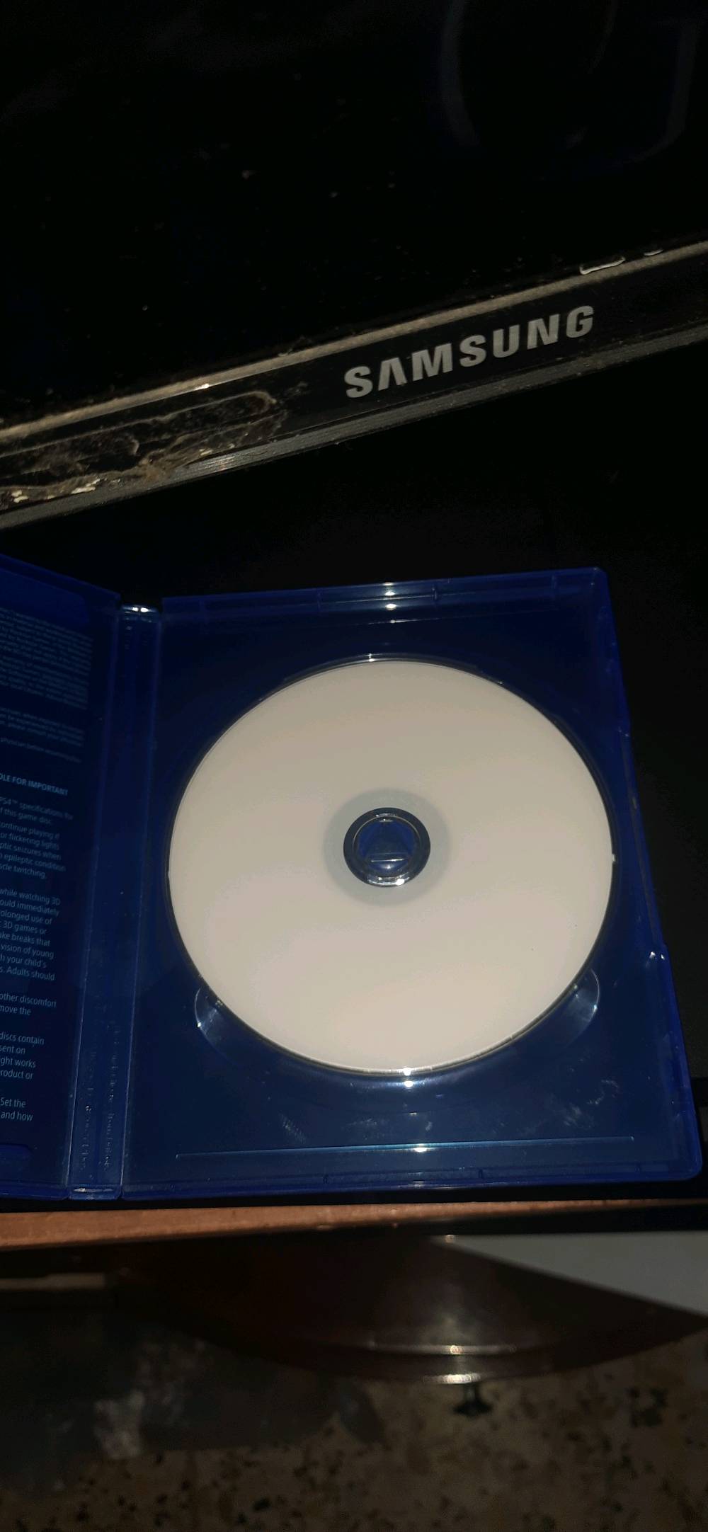 سلام عليكم شباب   ps4 سلم مهكر نظيف جدا وغير مفتوح او داخل صيانه لوك  نظام 12.00 وتكدر شغل اونلاين معه قرص تهكير معه 8لعبات وقرص GTa5 معه 4 يدات بلي معه Ups جديد استخدام جدا قليل سعره330 الف
