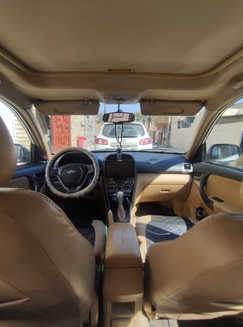 السلام عليكم ...

شيري تيگو 2014 محرك 2000 گير ميكانيكي المرغوب لون ابيض رقم بغداد انكليزي .. 

مراصفات .. فتحة سقف .. شاشة اندرويد .. كاميرا خلفية + حساسات خلفية .. تدفئة تبريد كشنات .. تحكم ستيرن .. لايت عدسة زرع سعره 200 الف + تحكم باللايت يصعد وينزل من يم السايق .. تدفئة شغالة .. تبريد ثلج ..

السيارة بيها صبغ دوسات أثر خياس .. ومكانين بارد بسيط .. والسونار موجود وية الصور ..

نقوصات .. الفتحة تحتاج تنظيف وتبديل لاستيكات مطرية .. التحكم ستيرن يحتاج تصليح او برمجة ما اعرف .. والسلكتر لازم يتعير .. كلها تكلف 100 الف بالزايد ..

السعر 67 وبيها مجال بسيط ..

رقم تليفون***********
