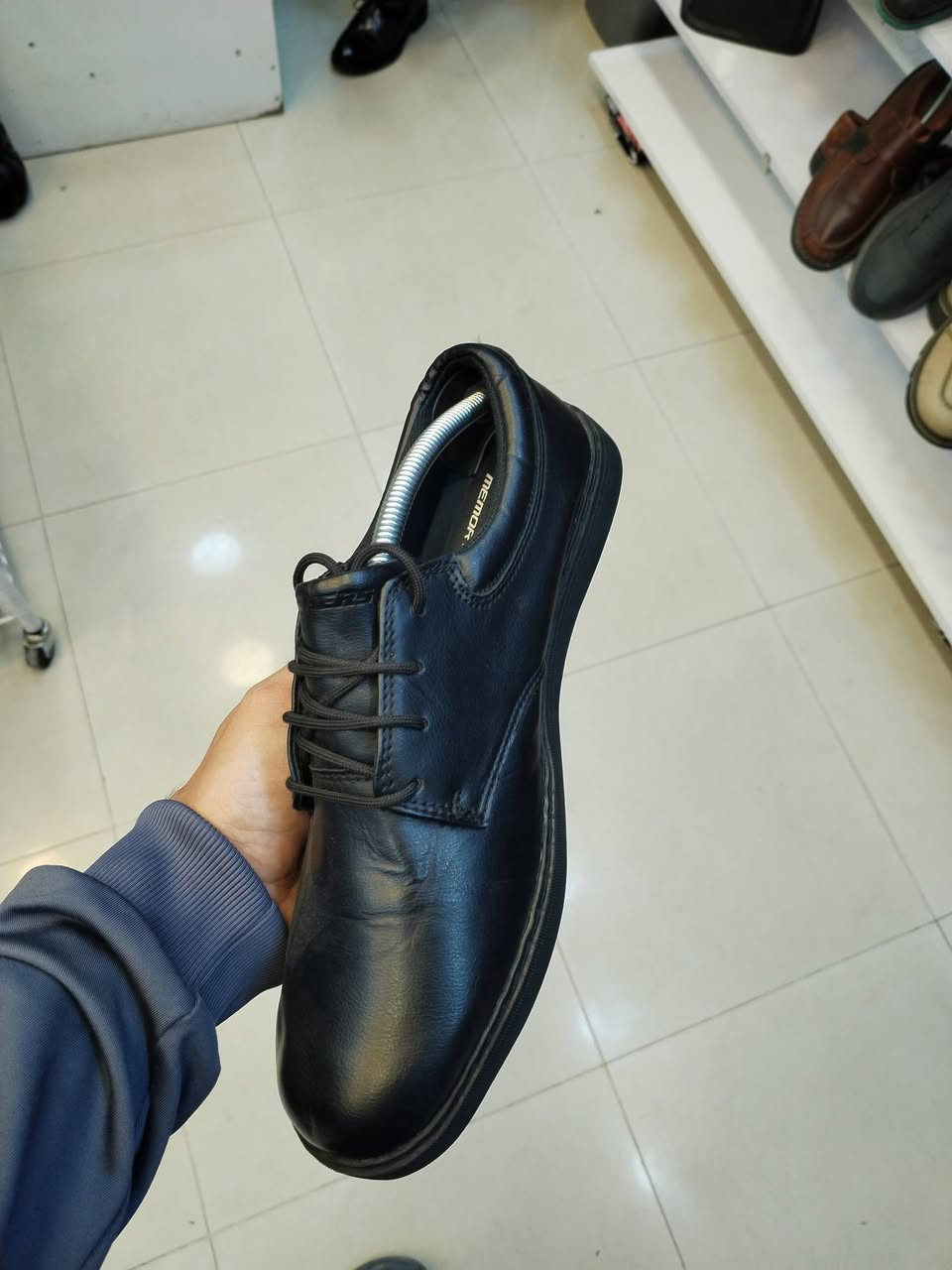 حذاء ماركة سكجرز
أصلي وكالة اورجنال 
بالة اوربي نظافة 💯 
قياس 45 طول القدم 29 سنتيم 
جلد طبيعي وزن خفيف 
دبان ميموري فوم طبي
قطعة راقية كجول ورسمي 
للحجز على خاص 
أو مراسلة واتساب ***********
توصيل لكل محافظات العراق
