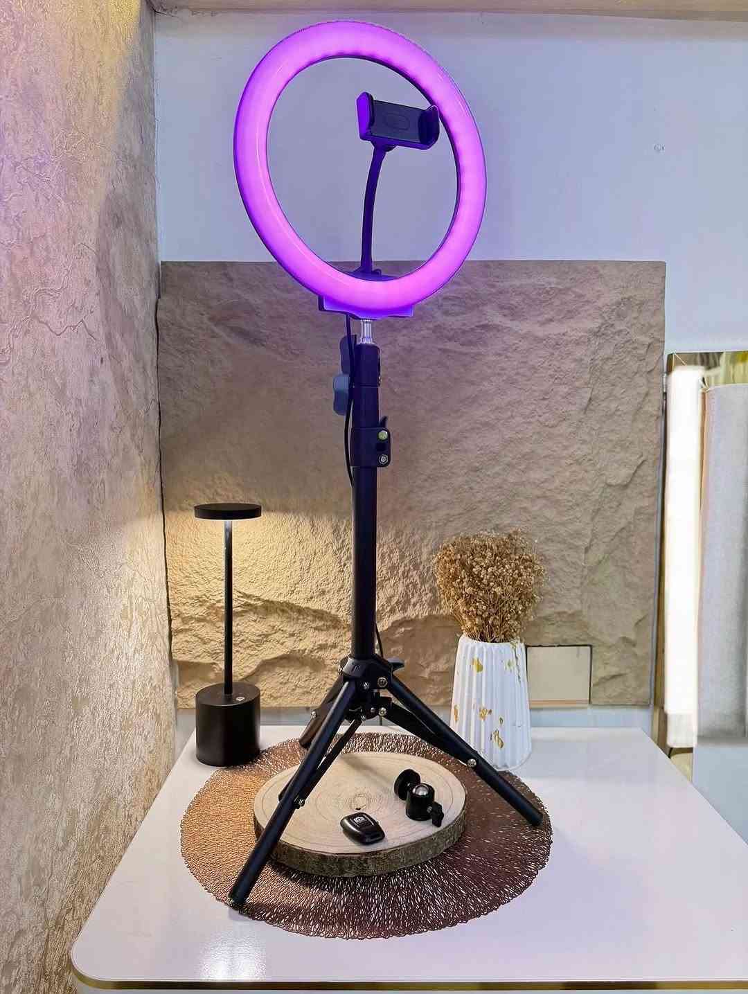 رنك لايت ضوئي (RGB) وستاند ثلاثي الأرجل للهواتف 
ستاند ثلاثي الأرجل قابل للتكبير والتصغير أقصى حد (150-160) مع إمكانيه التحكم في مستوى الطول 
للتصوير بالهواتف الذكيـه بالوضع الأفقي والعامودي 
رنك لايت ضوئي دائري دوار (360) درجة 
جهـاز (ريمونت) للتحكم عن بعد لاسلكي 
رنك لايت ضوئي متعدد الالوان ثابتة ومتحركة قابل للتحكم بمستوى سطوع الضوء 
يعمل بالطاقه الكهربائيه (USB)
مناسب جداً للتصوير والمحاضرات  والبث المباشر والمكياج وغيرها 
تحتوي على حقيبة حفظ محمولة 
جديـد مع كافه الملحقات 
السعـر ١٨ الف 💰
ملاحظه (عند الشراء فحص المنتج قبل مغادره المندوب بعدها نكون غير مسؤولين)
توصـيل 🚚 بغداد ٥ الاف 
توصـيل 🚚 محافظات ٦ الاف⁩⁩⁩⁩⁩


**إذا كنت صاحب هذا الإعلان وتريد حذفه لأي سبب، رجاءا أرسل رسالة إلى الدعم الفني**