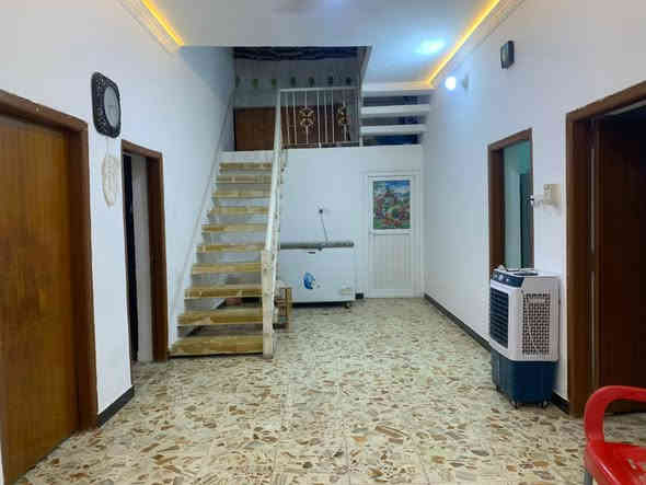 يالله بيت للبيع السعر 85 مع المجال المساحة ٢٠٠ متر طابو زراعي سند ٢٥ غرفتين نوم وصاله واستقبال ومطبخ وصحيات داخليه وخارجية منور وطارمه بناء حديث صب مسلح كل الخدمات موجودة تبليط ومجاري العنوان طويريج حي الجمعية شارع ام البنين 
تفاصيل أكثر الاتصال على الارقام التاليه او مراجعه المكتب ابو علي للعقار نهايه الجمعية قرب مدرسه نبع المعرفه الاهليه
***********
***********
