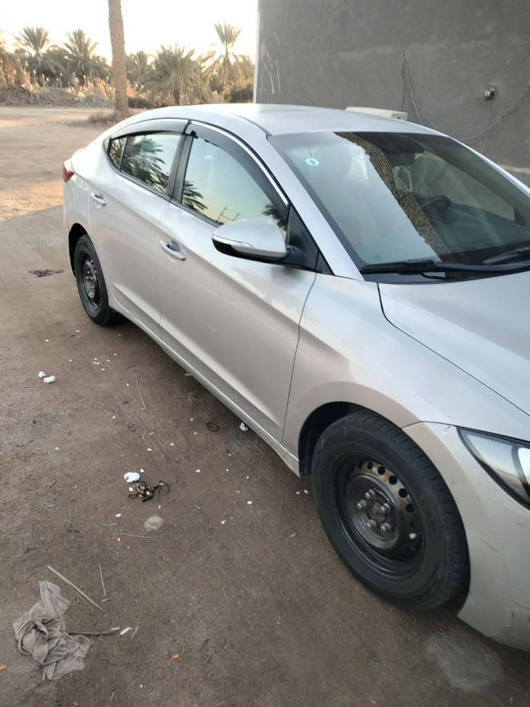 النتره موديل 17 خليجي مكفوله من الصبغ والتبديل محرك 1600 رقم ذي قار بأسمي سنويه 29.سسياره جديده بيها جراد بالقماره مكان سوق شيوخ 118 للاتصال *********** سوق الشيوخ, ذي قار
