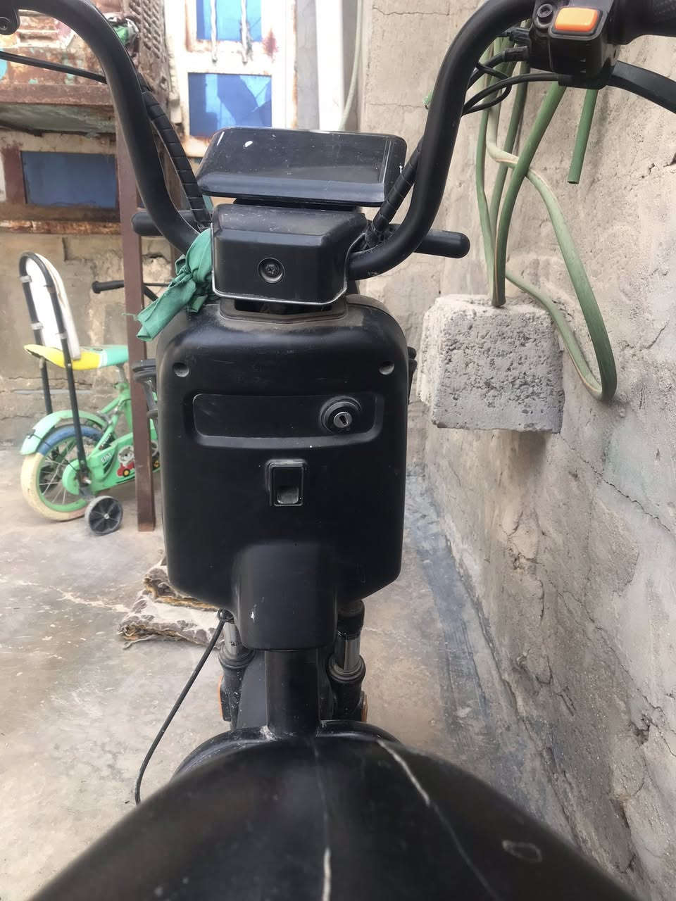 بغداد قضاء المحموديه
السلام عليكم شباب 
دراجه حجم ١٤ للبيع 
عوزه بنجر بس كفاله عامه جديده مابيهه غير بس تاير الي وره مبنجر 
للبيع السعر ٢٥٠ وبيهه مجال للطيبين
الاستفسار *********** كورك تمام 
تحياتي لكم مستعجل على بيع
