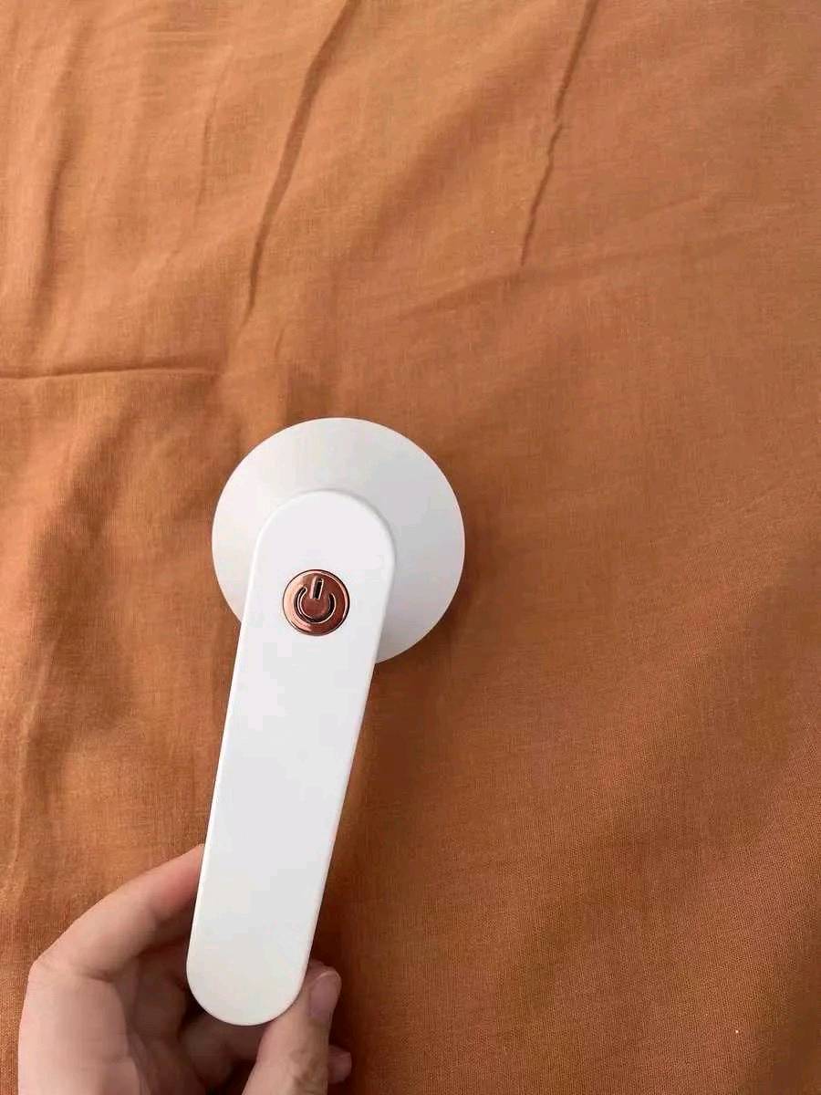 توصيل لجميع محافظات العراق مجاني
تصميم عملي سهل الاستخدام 
- ملمس ناعم على الاقمشة لا يسبب اي تلف او خدوش 

- يأتي مع قاعدة شفرات اضافية

- شفرات حادة مغطاة بشبكة مصنوعة من الفولاذ المقاوم للصدأ 

- بطارية عالية الجودة قابلة لإعادة الشحن 

- منفذ وكيبل شحن نوع Type C

- الفولطية : 5 V

- الابعاد : الارتفاع: 13 cm , القطر : 5 cm