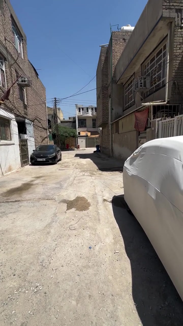 بيت للبيع / طابو ملك صرف
الموقع الشعب نهاية الفورتات مجاور مستشفى الزهراء الاهلي 

المساحه79متر  واجهه 3.5 نزال 22.5

 بناء 2017

البيت مدخل واحد +طابق واحد 

-الطابق الاول / طرمه +حمام خارجي + استقبال + غرفة +مطبخ + حمام+ترك

-الطابق الثاني/ يحتاج اله بناء ١٠ سوف طابوق يكمل +بيتونه كامله 

الُبيت داخل فرع مغلق مرتب من كل نواحي 

 شارع عريض 10

للاستفسار الاتصال على رقم هاتف ***********

السعر 90 مليون قابل للتفاوض
