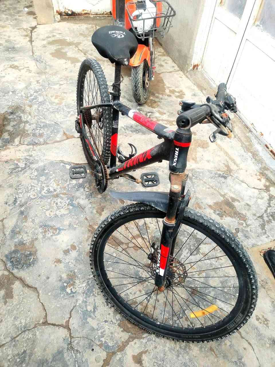 بايسكل جبلي للبيع الكير مالتة واكف بريكاتة شغالة بس مابيه واير بريك بيه نقوصات زوج تايرات جديدات حاطهن بايسكل مابيه شي قيم بالسعر الي يعجبك واخذ رقمي ***********
