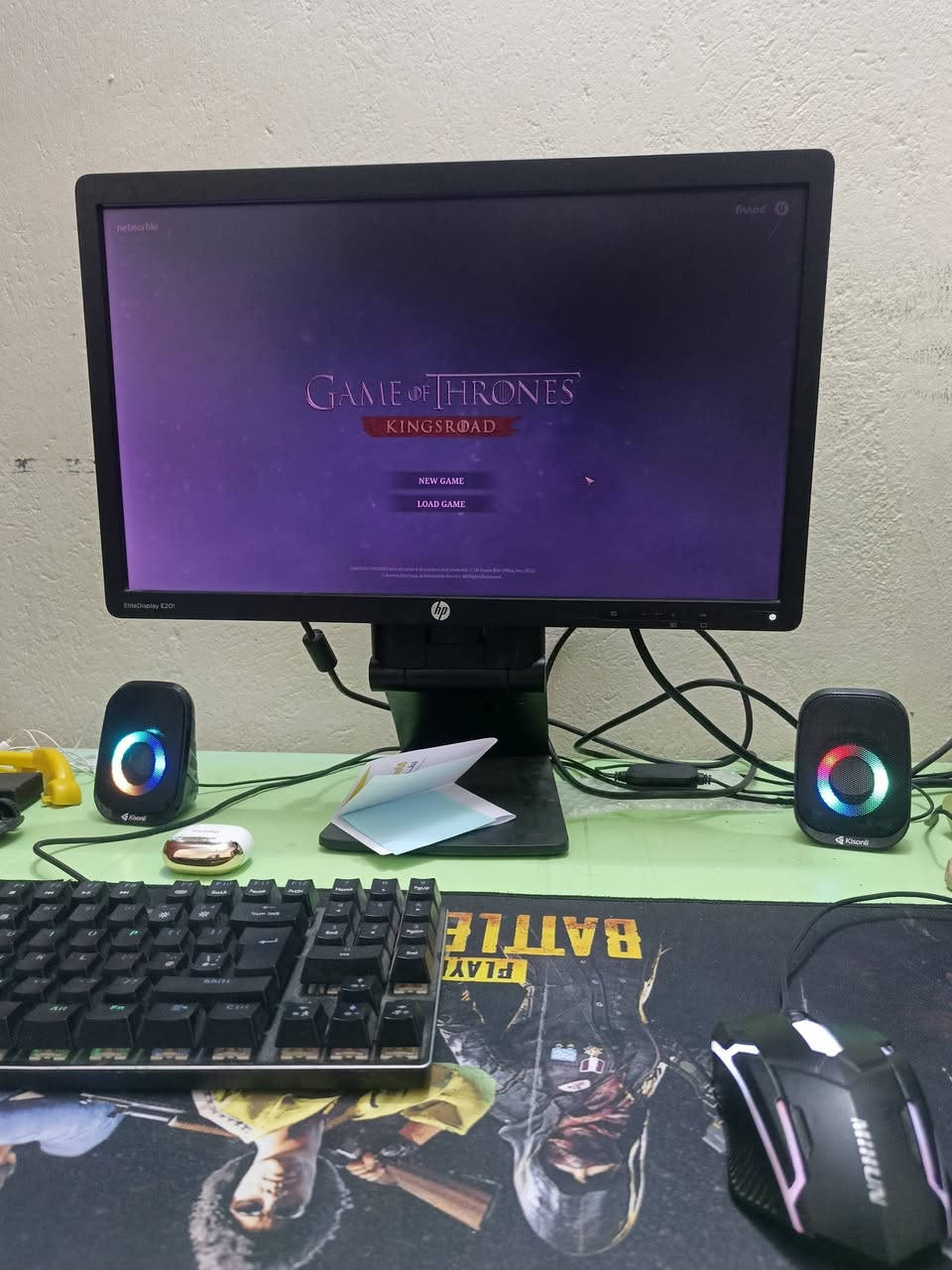 Pc للبيع مستعمل
المعالج (CPU):
‏
‏Intel Core i5 الجيل الرابع 
‏
‏
‏الرام (RAM):
‏
‏8GB DDR3
‏
‏
‏التخزين (Storage):
‏
‏SSD بحجم 111GB
‏
‏HDD بحجم 1TB
‏
‏
‏كارت الشاشة (GPU):
‏
‏Nvidia GT 1030 (غالباً DDR5، لكن قد يكون DDR4 على حسب النوع)
‏
‏
‏الملحقات المرفقة (Included Accessories):
‏
‏شاشة
‏
‏ماوس RGB
‏
‏ماوس باد
‏
‏سماعات
‏
‏كيبورد RGB
‏
‏فلاش إنترنت
‏
‏السعر 300 الف 
***********
