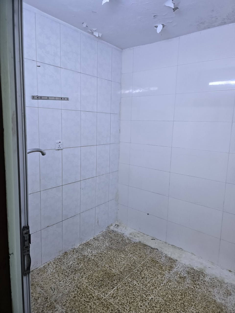 الايجار بيت طابق ارضي
حي الحدباء السايدين المضخه
المساحه 100 متر السعر 300
غرفتين صغار واستقبال ومشتملات   ومطبخ 
***********
***********
