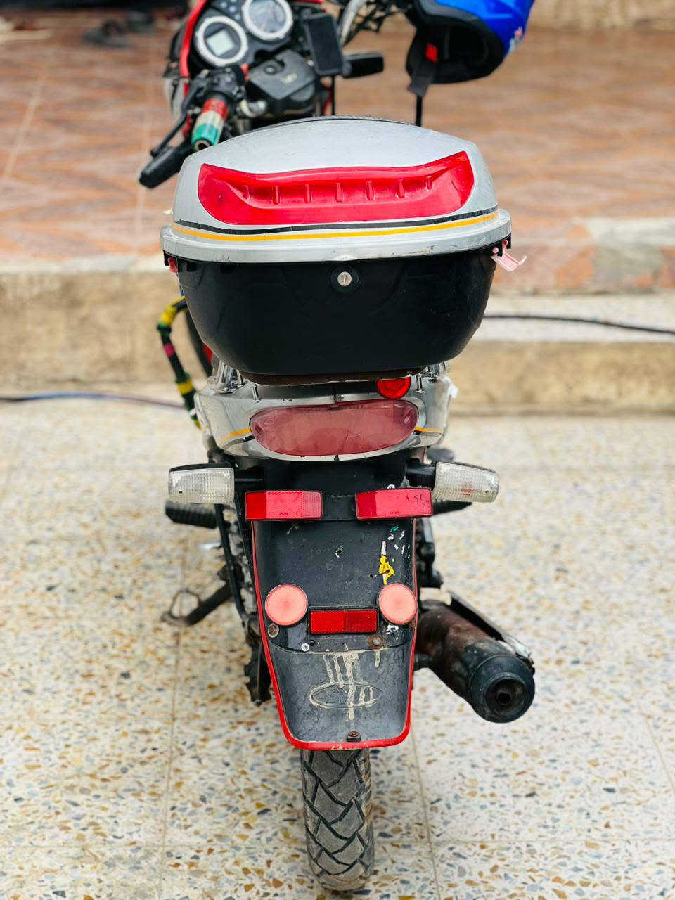 السلام عليكم للبيع دراجه سايم ٢٠١٣دراجه مكينه ناعمه وفول دراجه نضيفه اوراق كامله كمرك ومنفيس وقرص تاخذ تكمل معامله وترقم للاستفسار خاص او ***********
