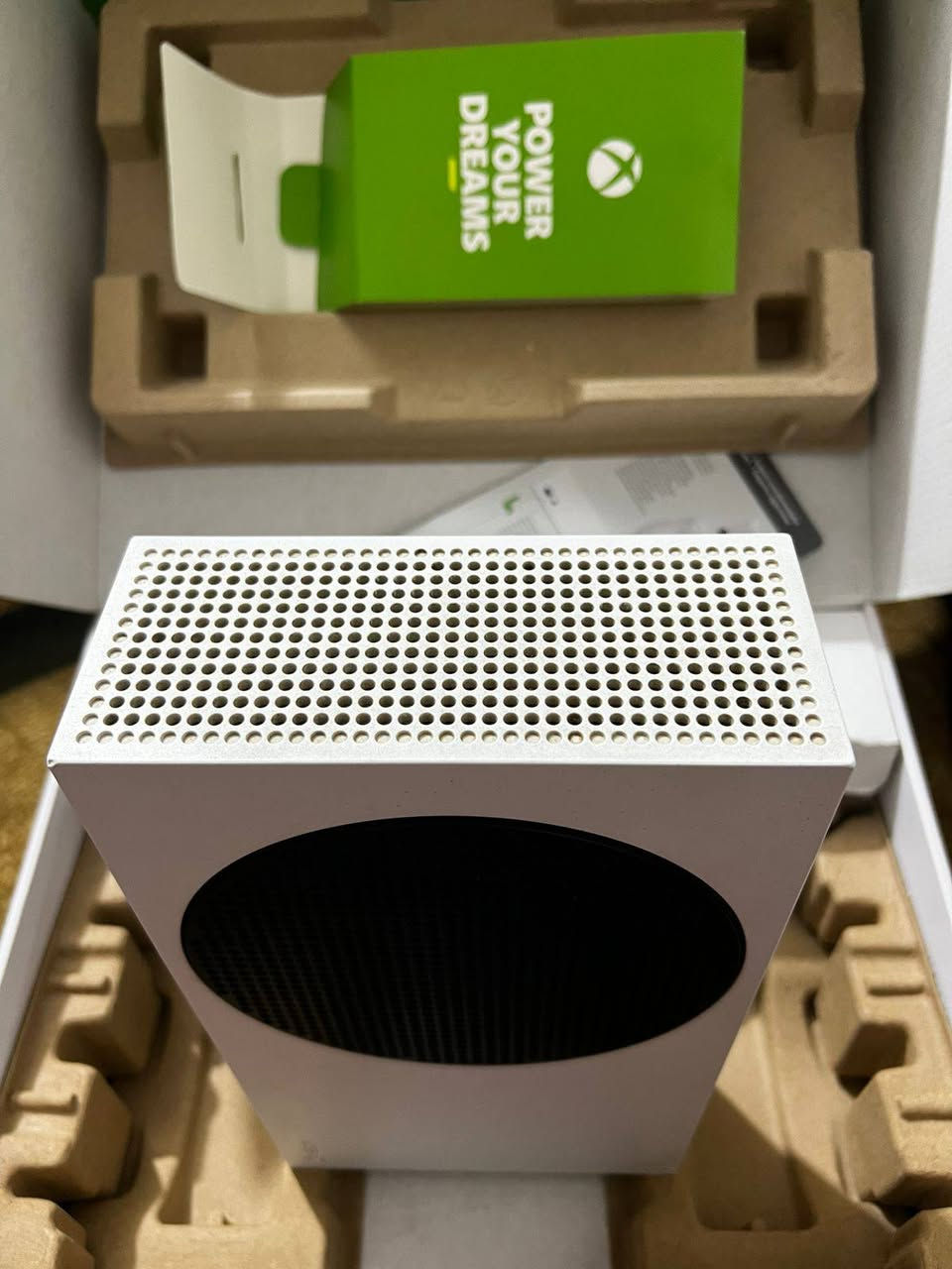 اكس بوكس سيريس اس للبيع 
ذاكرة 512
كامل ملحقات 
جوستك وحدة 
ملاحضة : كڤر البراغي الخلفي مشلوع لكن بدون فتح امانة الله ورسولة 
سعرة : 300 الف بي مجال بسيط *********** واتساب 
المكان نجف
