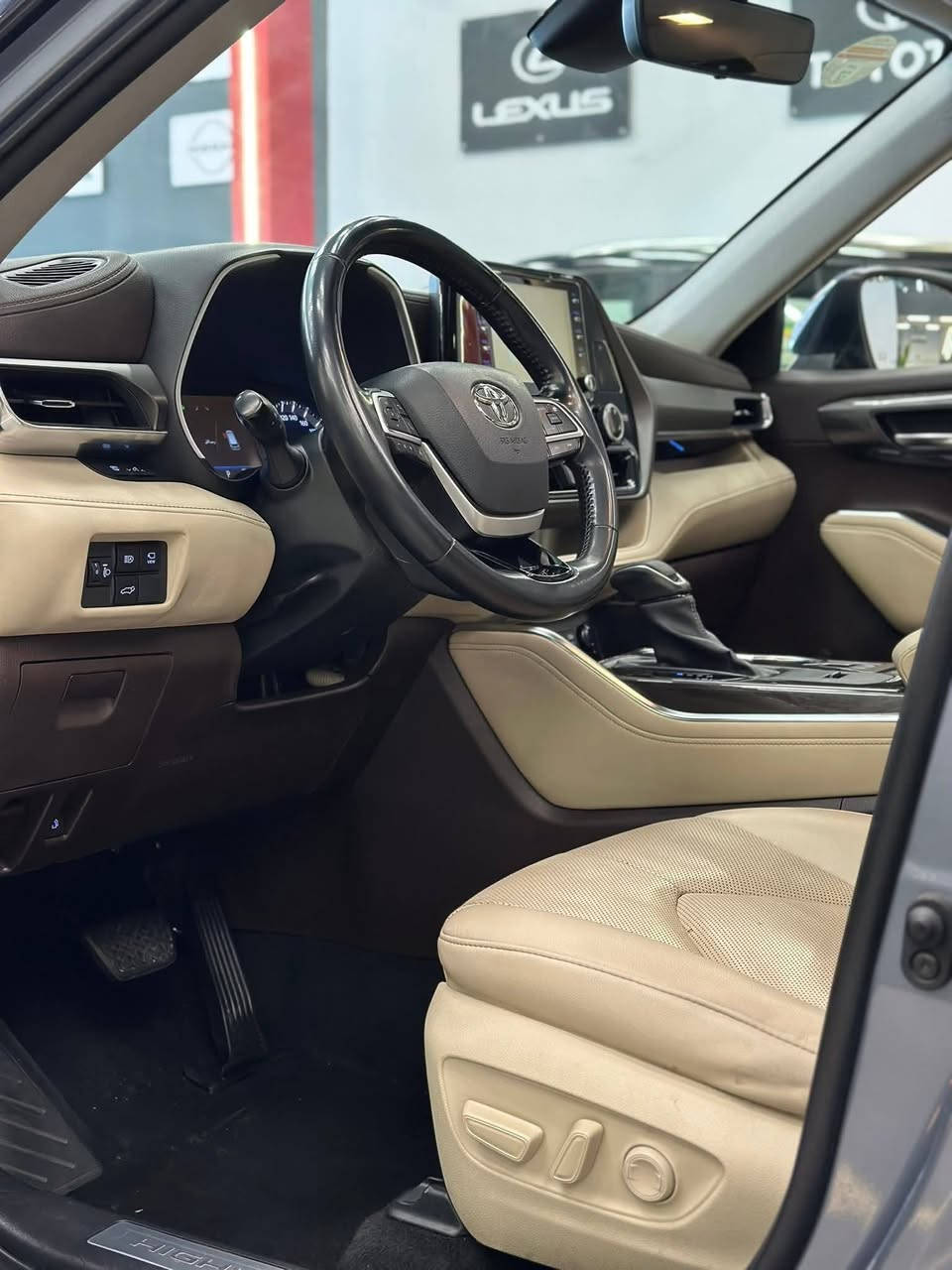 Toyota Highlander Hybrid 2022
تويوتا هايلاندر موديل 2022

🌀 محرك : 2500cc
هايبرد 
 
عداد : 36,000 km فقط !!

❗️ المواصفات :

بانوراما متحركة
ذاكرة تخزين لمقعد السائق
مقاعد مدفأة ومبردة
مقاعد امامية كهربائية
قير اتوماتيك توب ترونك 
  مقاعد خلفية مدفأة
7 مقاعد
جنط 18 كروم  
شاشة لمس امامية كبيرة 
نظام صوتي 
رادار امامي 
مانع تصادم 
تنبيه ما قبل الاصطدام 
نظام المكابح التلقائي 
وضعيات قيادة sport /normal/eco/ ev
حساسات أمامية 
حساسات خلفية
تحديد مسار
تصحيح مسار 
كاميرات 360 
صندوق خلفي كهربائي 
تكييف مركزي 
تكييف خلفي منفصل 
مرايا متحركة عند الاصطفاف 
تدفئة مرايا
مانع انزلاق
ستائر خلفية 
اضوية أمامية LED
اضوية خلفية LED
كشافات LED
مداخل USB,Type C,  
مانع سرقة 
مقبس 120 فولت
بصمة أبواب 
بصمة تشغيل 
هوك خلفي 
فورمايكا داخلية 
ستائر جانبية

والعديد من الإضافات ….

للتواصل : 0798376102


**إذا كنت صاحب هذا الإعلان وتريد حذفه لأي سبب، رجاءا أرسل رسالة إلى الدعم الفني**
