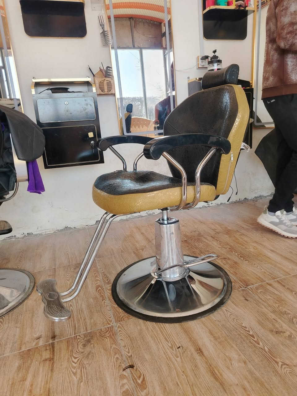 للبيع
كراسي 2  وعربانه 
جك يشتغل ومابيهن شي واحد جديد والثاني بس دوشمه 
اسعارهن امناسبه 
***********
