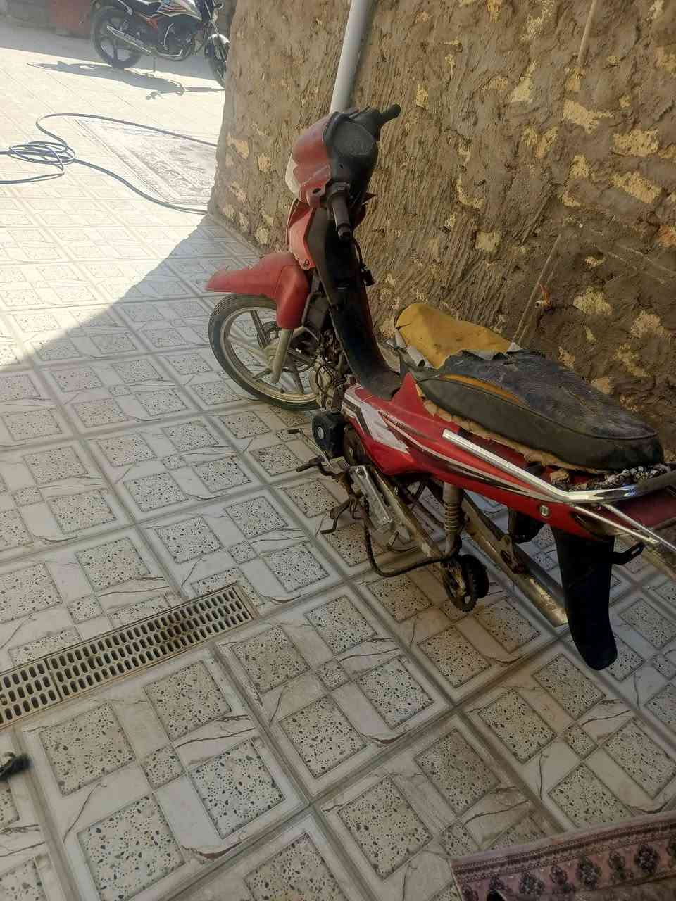 سلام عليكم دراجه ليفان هندي دراجه كضت وياي 4 سنوات ما وكفتني ولا تصرف بازين بس بل اخير طكن براغي مال بكره مال زنجيل بعد ما سويته كامله هيه شغاله تجي شغله وشوف عينك كله شغاله هورن ولايت علي وناصي وشاير بس براغي مال بكره  مايكلف تصليه 5 الاف تعال شيل وخذ سعره 125 مكان لانبار رمادي ***********
