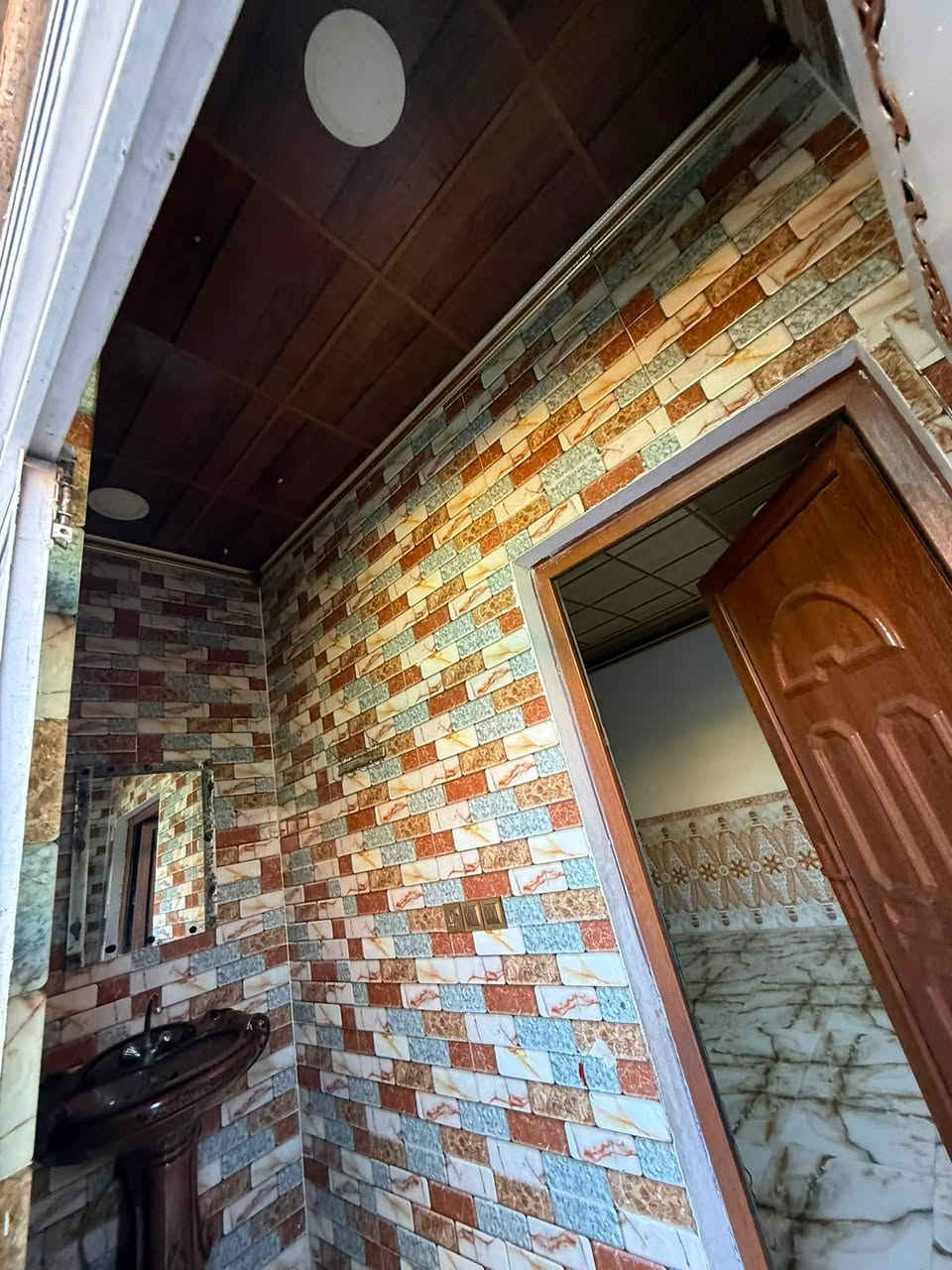 سلام عليكم متابعين مكتب دار الامان للعقار 🏠
دار سكني للبيع 
العنوان 📍 الديوم ال 3000 يسار السيطره القديمه قريب عل الجامع 
المساحه : 200م  
طابقين اربع غرفه كلها سقوف ثانوي المرتب البيت بس يحتاجه واجهيا 
صاله استقبال معزولها مطبخ و٣ مجموعه صحيه 
السعر : 130 مليون وبي مجال 
للاستفسار هـ : ***********
