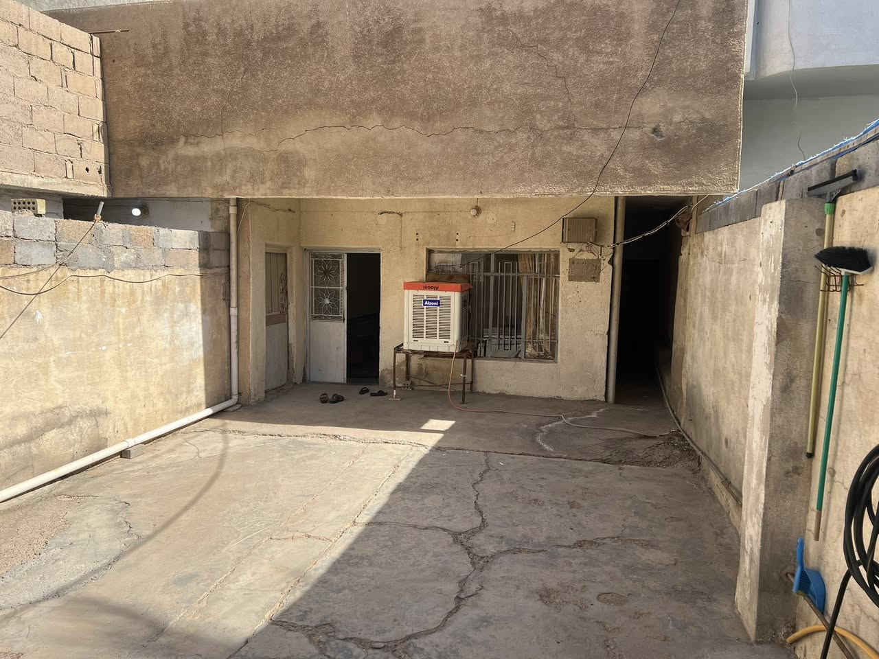 السلام عليكم بيت للبيع في حي نزال خلف جامع عبدالعزيز السامرائي مساحه ٢٢٣ بالسند واقع حال اكثر طابو سند صرف بناء قديم معزول بيت ومشتمل وحاليا كاعدين بي مئجرين يتكون من ٣ غرف نوم وصاله ومطبخ وحمام داخلي وخارجي شارع 8 للاستفسار اكثر اتصال على رقم صاحب البيت ***********
