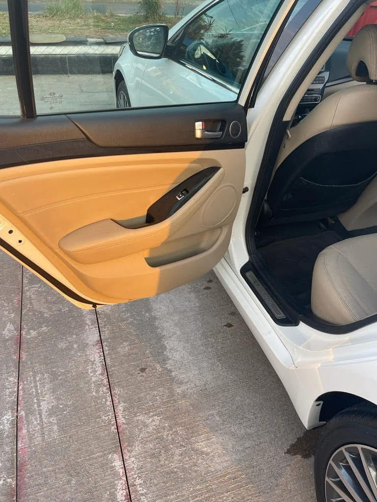 كيا كادينزا خليجي  دوش
موديل 2015 
 السيارة رقم بغداد بأسمي  ماشية 130 الف
بيها ضربة جاملغ امامي ايمن عندي مضروبة 
والمحرك مفتوح بوكالة كيا لغرض تبديل بطل البراد 
وبارد خفيف 
السيارة نظيفه 
المواصفات
بدون بانورما 
محرك 3500 دوش 6 سلندر 
تشغيل بصمة مع بصمة الابواب الامامية ودخول ذكي
نظام ترحيب +نظام راحه عند تشغيل والاطفاء
انارة بالمرايات والابواب الامامية
كاميرا وحساسات خلفية 
حساس ماسحات
بردة خلفية متحركة 
كشنات كهربائية جلد تدفئة 
لوحة تحكم نضام صوت والتبريد لراكب الخلفي
تحكم كامل بالستيرن
شفتات ستيرن رياضي بلادي
الصوت انفنتي 12 سماعة 
مري شفط مع الاشاير + مرايات قلاب ويه R
ويل حجم 19
وباقي مواصفات الكادينزا معروفه
السعر 130
مكاني العمارة 
للإستفسار اتصل ***********
