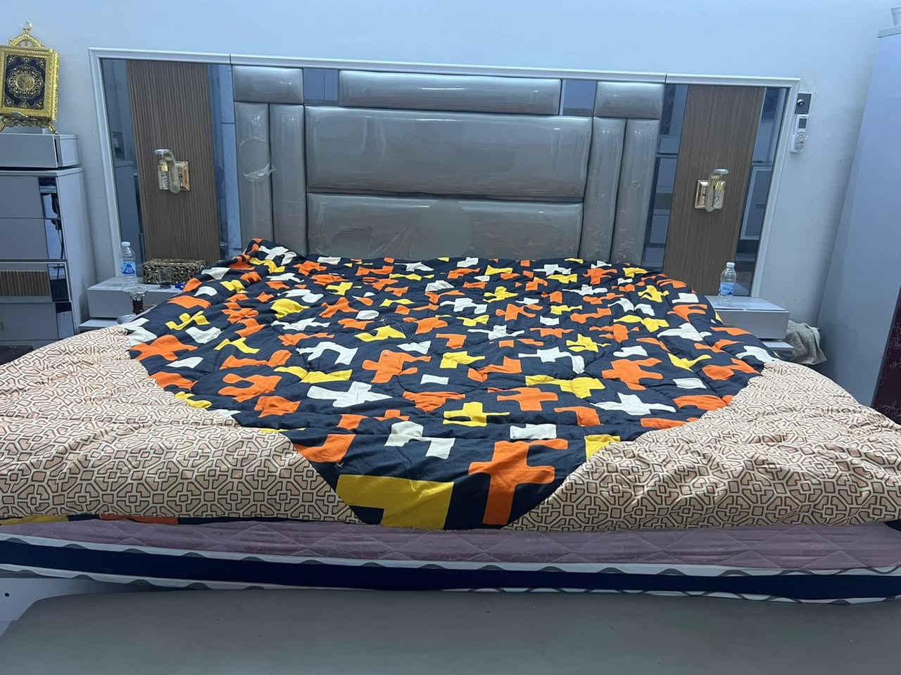 السلام عليكم غرفة اخشاب تركيه درجه اولى للبيع مستخدمه شهرين فقط متكونه من 9قطع الغرفه كلش حلوه  الي ياخذهه يترحملي. سعرها مليون و150 امانه ماخذها ب2600 الي يريدها يتواصل وياي ع رقمي ***********مكاني بغداد شعب
