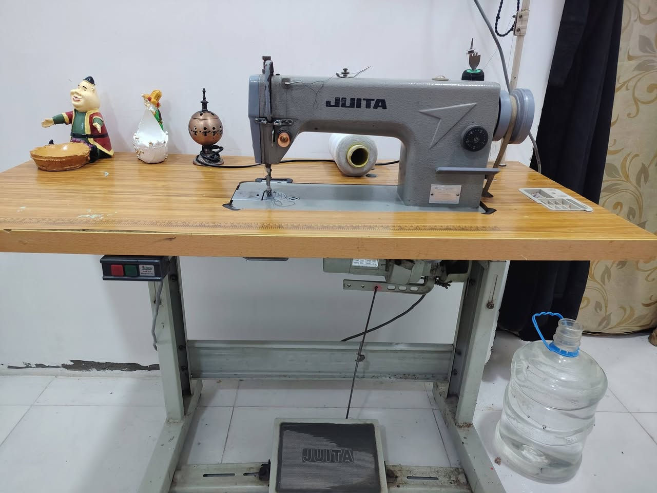 السلام عليكم مكينه جته صناعيه للبيع نضيفه وشغاله  كدامكم موضح السعر ٢٠٠وبيها مجال لشراي
 مكاني الحسينيه شارع الحشد تواصل ***********
