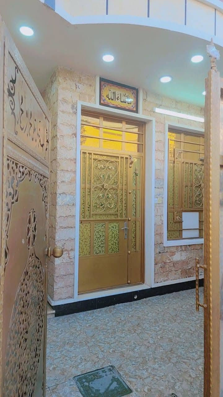 بیت مساحه ١٠٨ متر واجهه ٥ متر و٤٠ سم ونزال ٢٠متر بناء حديث ٢٠٢٣ طابقين الطابق الأول مدخلين صاله ومطبخ وغرفة نوم وخدمات خارجيه وداخليه الطابق الثاني غرفتين نوم وخدمات الموقع الدوره الميكانيك قرب جامع الأرقم المربع الثاني عن السريع قرب سوق الجمعيه قرب المدارس عرض الشارع ١٠ متر  السعر ٢٦٥ مليون لاتصال ***********

