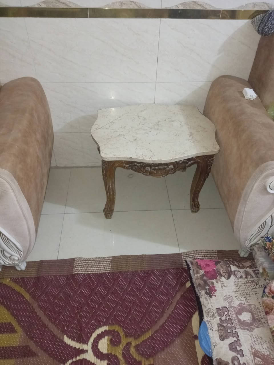 سلام عليكم عليكم اخوان غراض لبيع مالت بيت كل ضرضر مابيهن والله مكيف جديد وكونتر كلش نضف تفصال وضخم وميز طعام وربع كراسي وسيت طبلات ***********
