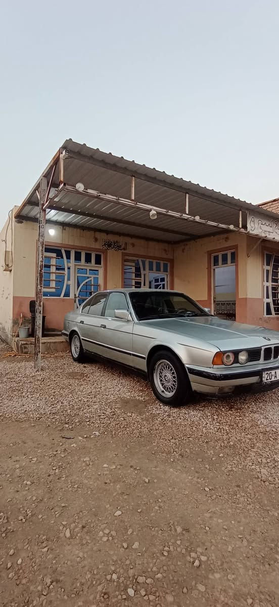 السلام عليكم ورحمه الله وبركاته بي ام للبيع او مراوس موديل ١٩٨٩ حجم 525 اصل كهربائيت حداديه كير مكينه جديد ارقام دولي بيها فقط جاملخ الخلفي بقيه مكفول راعيها يمي بل نجف تحويل مباشر جاهزه السياره مكينه مفتوح 2000 سعرها 45 وبيها شويه اتصل ***********
