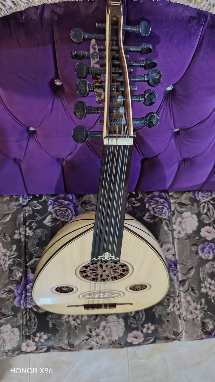 السلام عليكم.. عود صناعه عراقيه للصانع المتألق باسل الجراح.. صارلها أكثر من سنه نضافه 100٪ مع حقيبه مع ستاند رجل صوتها يخبل . الطاسه من خشب الليمون  مطعم بخشب الصندل المعتق الزند من خشب السيسم المفاتيح ابنوس الوجه خشب سيدار النقشات خشب الموهكاني العود تحفه وصوتها يخبل شغلها دقيق جدا..
السلام عليكم.. عود صناعه عراقيه للصانع المتألق باسل الجراح.. صارلها أكثر من سنه نضافه 100٪ مع حقيبه مع ستاند رجل صوتها يخبل . الطاسه من خشب الليمون  مطعم بخشب الصندل المعتق الزند من خشب السيسم المفاتيح ابنوس الوجه خشب سيدار النقشات خشب الموهكاني العود تحفه وصوتها يخبل شغلها دقيق جدا..
السعر.. 500 دولار وتسوى أكثر بس مستعجل عالبيع
المكان.. حله مركز المدينه
الاتصال عالرقم.. *********** غير متواجد فيس
