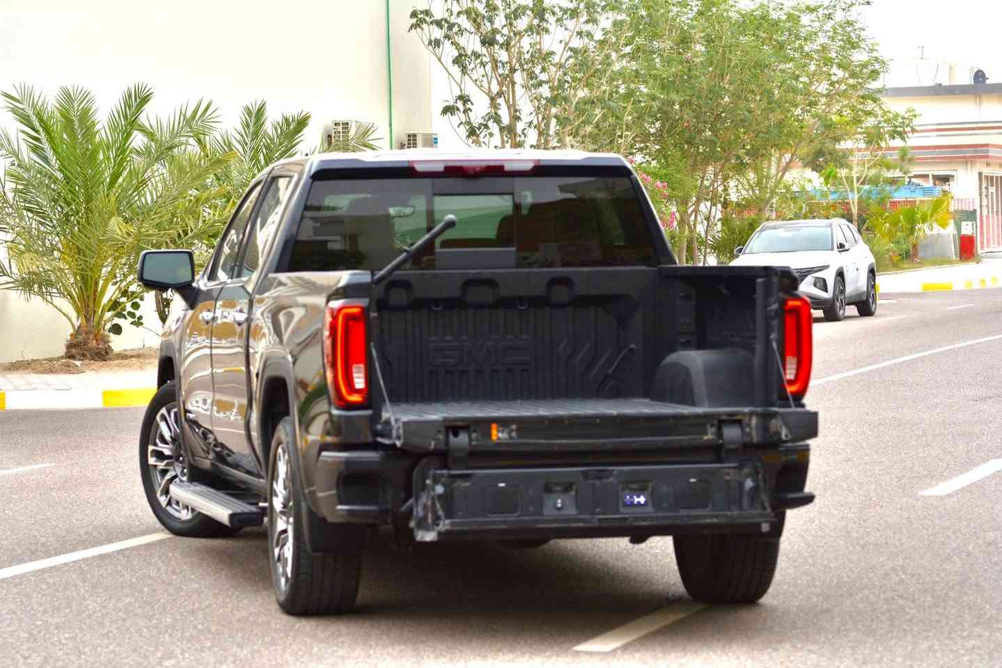 2024 GMC SIERRA K1500 DENALI ULTIMATE

وارد امريكي - رقم بصرة مميز باسمي
• السعر 460 ورقة (46,000$)
• اللون: أسود (Onyx Black)
• فئة Denali Ultimate الأعلى والأفخم من GMC
• محرك 6.2L V8 EcoTec3 بقوة 420 حصان
• ناقل حركة أوتوماتيك 10 سرعات
• نظام دفع رباعي 4WD
• ممشى 10,000 كم فقط
• السيارة بحالة الزيرو
أبرز المواصفات:
 • شاشة وسطية كبيرة قياس 13.4 إنج مع نظام معلومات وترفيه متطور.
 • شاشة عدادات رقمية قياس 12.3 إنج.
 • شاشة عرض على الزجاج الأمامي Head-Up Display قياس 15 إنج.
 • مقاعد أمامية كهربائية 16 وضعية مع خاصية المساج والتبريد والتدفئة.
 • جلد فاخر Full-Grain Leather مع تطريز Denali Ultimate الأصلي.
 • سقف شامواه فاخر Microsuede Headliner.
 • نظام صوت Bose Premium مع 12 سماعة.
 • باب خلفي MultiPro Tailgate متعدد الاستخدامات.
 • سماعات Kicker أصلية مدمجة في الباب الخلفي للتخييم والاستماع للموسيقى بشكل مستقل.
 • كاميرات محيطية متعددة تصل إلى 14 زاوية تصوير، منها كاميرا مراقبة الحمولة داخل البدي.
 • تشغيل السيارة عن بعد Remote Start.
 • دواسات جانبية كهربائية قابلة للفتح والإغلاق.
 • فتحة سقف كهربائية Panoramic Sunroof.
 • كزوز رياضي Active Exhaust يتغير صوته مع وضعية Sport.
 • مرايا كهربائية مع كاميرا خلفية رقمية Rear Camera Mirror.
 • ويلات 22 إنج أصلية خاصة بفئة Denali Ultimate.
 • شبك أمامي الحصري لفئة Ultimate.

السيارة باب طويل (Long Bed) وهو الأكثر طلباً.
السيارة أنظف من الصور وبحالة ممتازة جداً.
رقم الشاصي (VIN):
1GTUUHEL2RZ315155
الضرر:
تبديل نصف دعامية وبارد بسيط بالمدكر (الچاملغ).
صور الضرر بالمنشور
للاستفسار الاتصال أو واتساب:
***********
***********

