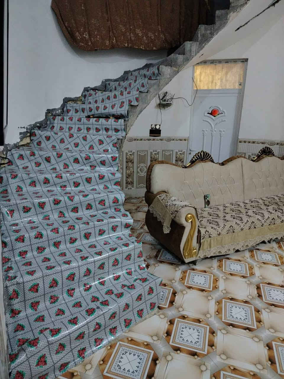 سلام وعليكم دار البيع المساحه 200 متر طابو صرف غرف 2 وصاله كبيره ومطبخ مناور 2 دوانية مغاسل داخليه وخارجيه البناء حديث طابوق رباط كونكريت وسقف كونكريت العنوان سوق الشيوخ حي العسكري شارع المستوصف قرب مجمع علاء الحمداني ابو ايه
للاستفسار اكثر تصال 📞
***********
