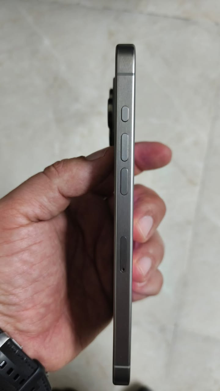 آيفون 15 برو ماكس ..شرق اوسط
جهاز مكفول ما مفتوح نهائياً جديد بمعنى الكلمه ..وتر بروف 

بطاريه 85% ..ذاكرة 512 

كارتون الاصلي وياه 

السعر 1150 وبي مجال 

***********5

ملاحظة الجهاز ذاكرته 512 مو 256
