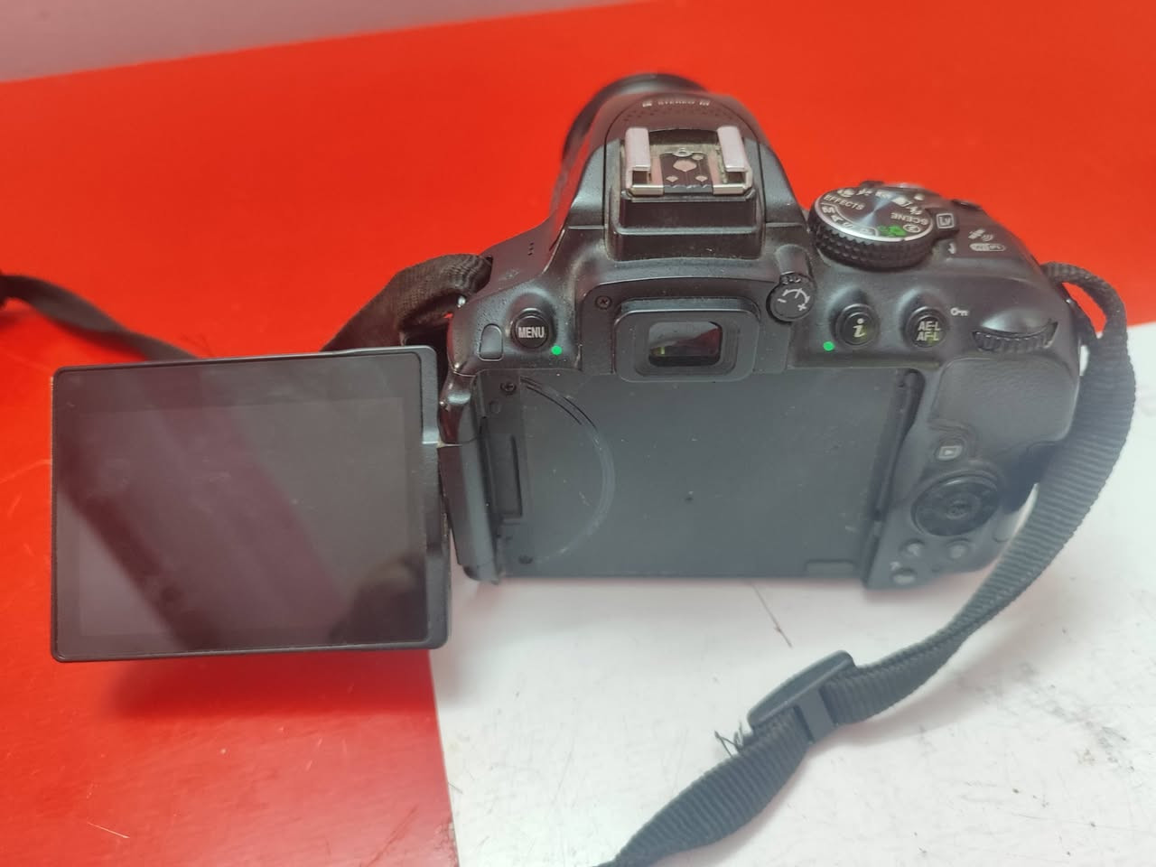 للبيع كاميرا نيكون D5300
🔴المستشعر (Sensor) بدقة 24.2 ميجابكسل من نوع CMOS (بصيغة DX).
🔴العدسة .18-55mm
🔴معالج الصور: EXPEED 4.
🔴دقة الفيديو: فل إتش دي (full HD 1080p )
 بمعدل 60 إطاراً في الثانية.
🔴الشاشة: شاشة LCD مرنة وقابلة للتحريك والدوران مقاس 3.2 بوصة.التركيز التلقائي (Auto Focus) 39 نقطة تركيز
 (منها 9 نقاط متقاطعة).
🔴سرعة الغالق: من 1/4000 إلى 30 ثانية.التصوير المتمرس (Burst Mode): تلتقط حتى 5 صور في الثانية الواحدة.
🔴 الميزات الذكية:الاتصال اللاسلكي: مزودة بتقنية Wi-Fi مدمجة لنقل الصور بسرعة إلى الهواتف الذكية.
🔴تحديد المواقع: مزودة بنظام GPS مدمج لحفظ مكان التقاط الصور.
🔴البطارية: ليثيوم أيون (EN-EL14a) طويلة الأمد

🔴منفذ منفذ خاص لسماعة الرأس.

🔴منفذ لنقل الملفات

🔴منفذ HDMI 

🔴نظام خاص لدعم ثبات الصورة

الملحقات///
🔴رام خزن 256 كيكا + رام 32 كيكا
🔴 حقيبة ظهر
🔴شاحن اصلي

// السعر 300 الف قفل//


**إذا كنت صاحب هذا الإعلان وتريد حذفه لأي سبب، رجاءا أرسل رسالة إلى الدعم الفني**
