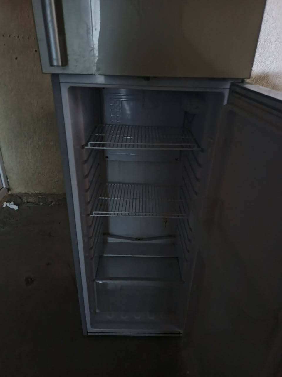 ثلاجة للبيع شغالة نضيفة اي مشكله مابيه***********

