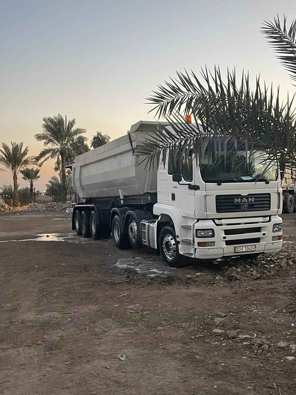 السلام عليكم السيارة اللبيع مربوطة 3لوحات موديل 2001مكينة 410شاصي 41 ذرعة 28عربانه جوبلس السعر 275$الاتصال على هاذ الرقم ***********المكان بغداد
