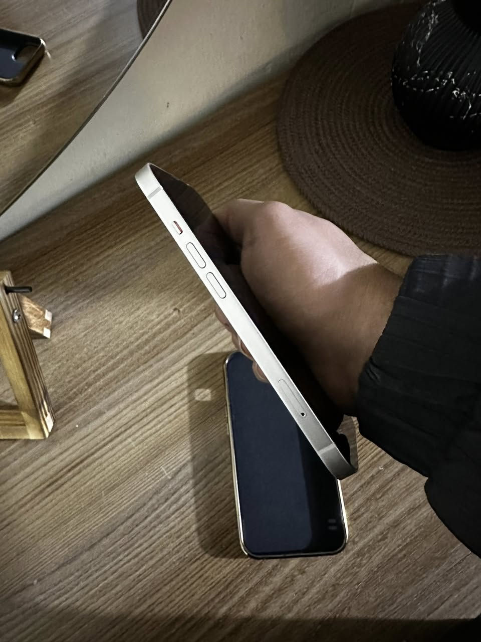 السلام عليكم ايفون 13 عادي ذاكره 128 بطاريه 92 الجهاز بلادي وتر بروف ضمان ماستر ABM الجهاز نظيف كلش غراضه كامله بعده بضمان السعر 460 وبي مجال المكان بغداد الدوره الرقم ***********
