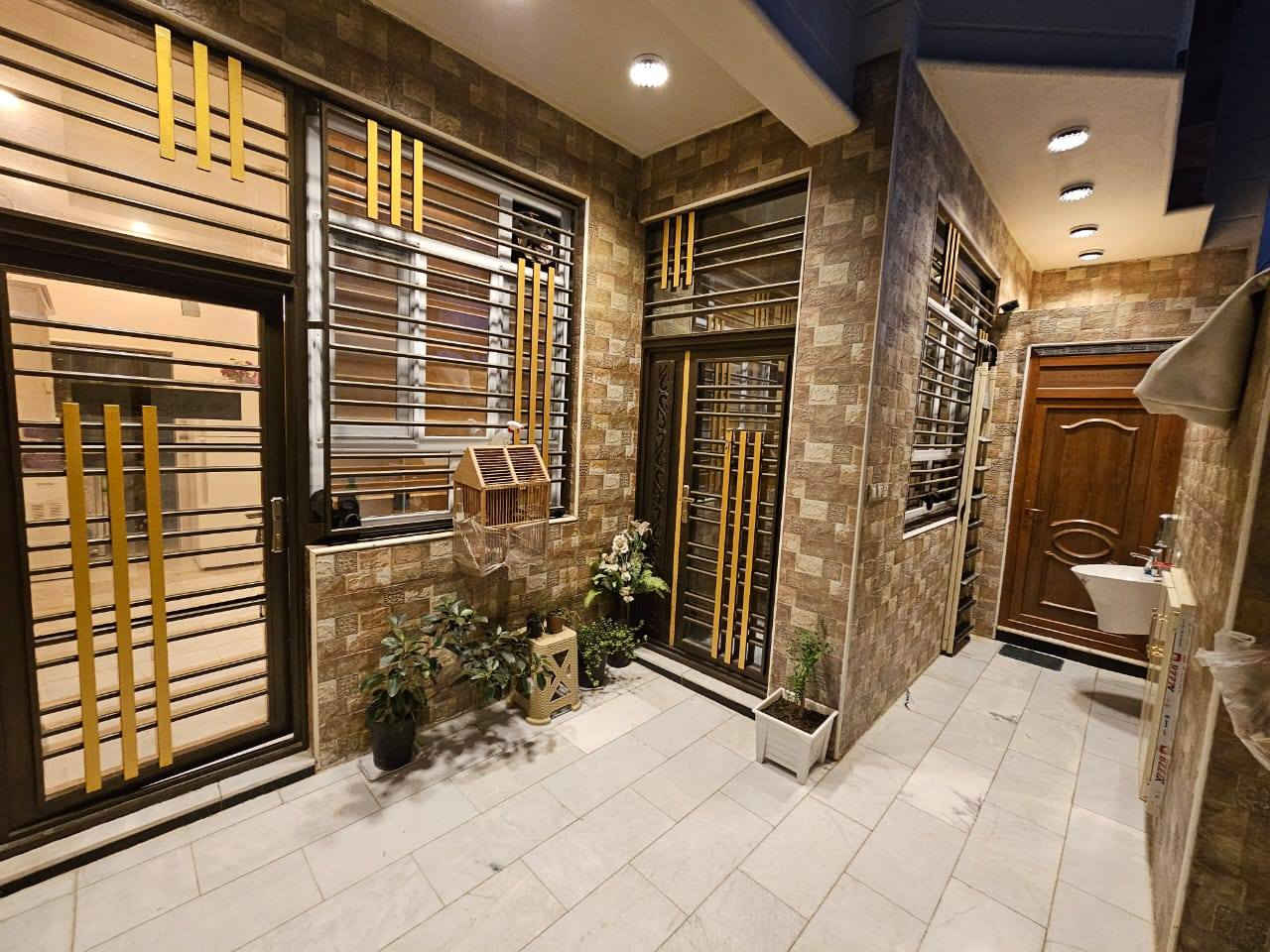 مكلف بالنشر ✋🏻
السلام عليكم للبيع  
بيت بملحق الاسرة مساحه 130متر 4غرف نوم واستقبال وصاله 3مجاميع صحية ورضيعه مرمر تركي ولبيت كله وجدران بورسلاين طابق اول وطابق ثاني كل جدران بورسلاين شرط شغل درجه أوله مواد وعمل موجوده صور للبناء من لساس لحد ما كمل مخطط كامل شرط تراوي شركه هندسيه لا اكو شي بل بناء مو فول درجه أوله اطيك لبيت بلاش للاستفسار اتصل على رقم صاحب البيت السعر375 وبي مجال *********** اقرب نقطة داله للبيت مستوصف حي الأسرة ومدرسة حيفا للبنين
