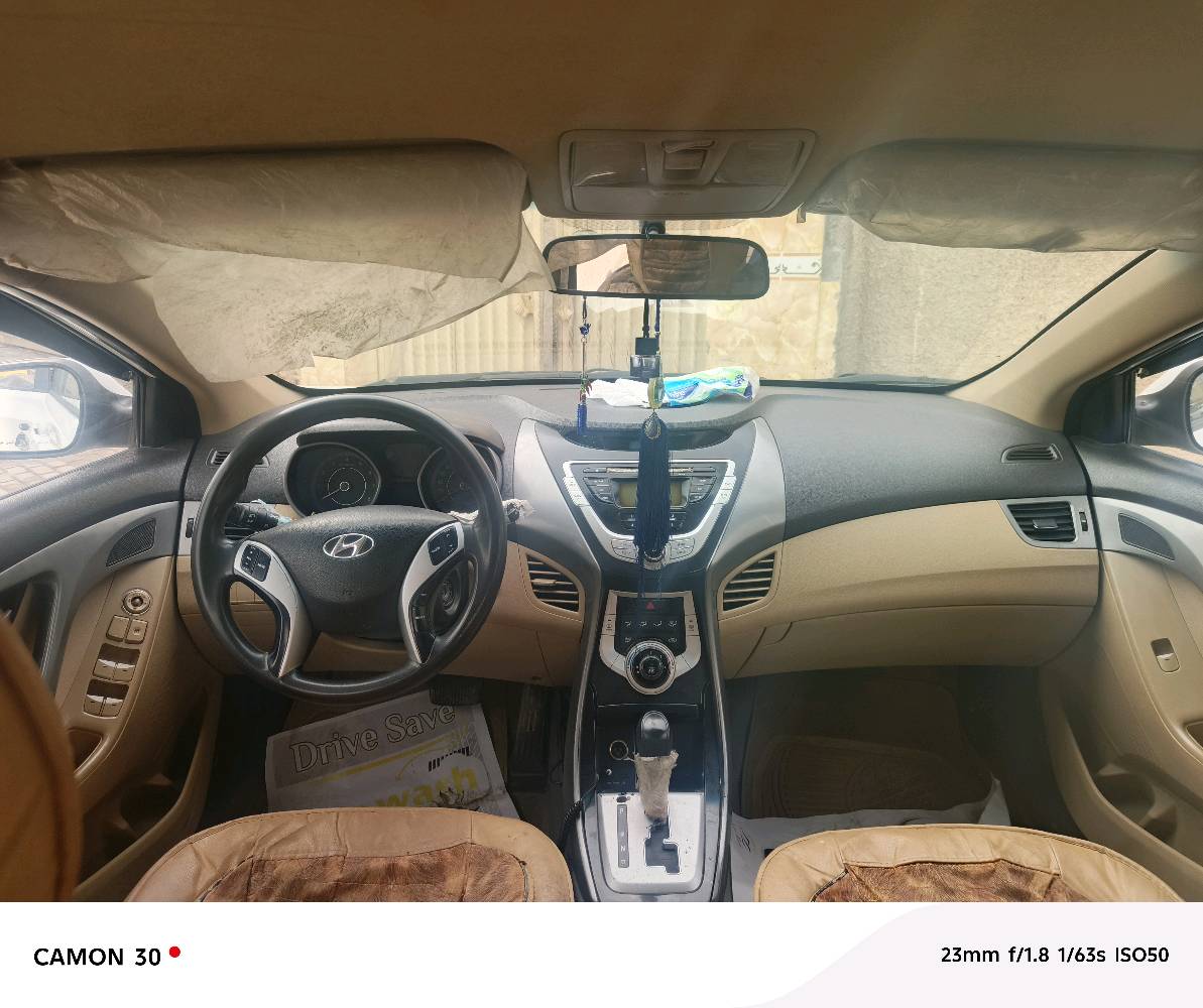 سيارة هيونداي إلنترا بيضاء بحالة جيدة، تم الاعتناء بها جيدًا. المقصورة الداخلية مريحة ومجهزة بنظام تكييف فعال، مما يجعلها مثالية للقيادة اليومية. إطارات جديدة وحديثة أكثر أمانًا.