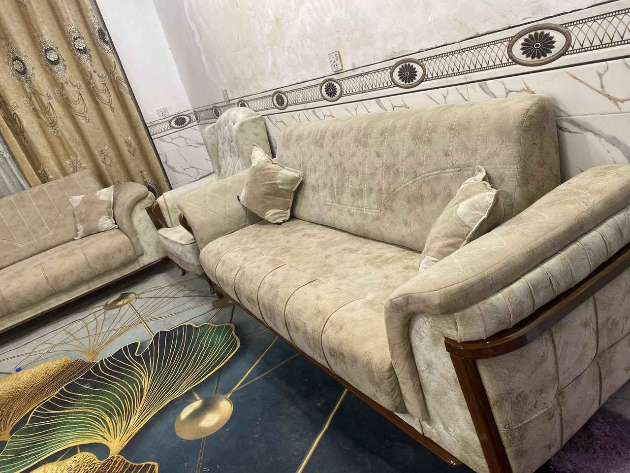 تخم مودرن 10 مقاعد نضيف اخو الجديد مستعمل قليل مع مفرش وكوشات 6 السعر 450 وبي مجال المكان كربلاء ***********
