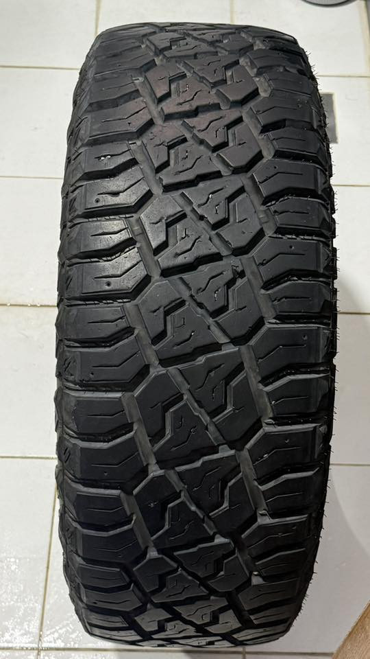 السلام عليكم 

للبيع تخم إطارات Fortune Tormenta R/T (نقشة خشنة)

• المقاس: LT 285/65R18 (يركب على ويل 18).

• النوع: Rugged Terrain (R/T) - يجمع بين هدوء الأسفلت وقوة البر.

• الحمل: 10 طبقات (Load Range E) - مخصص للأحمال والسيارات الثقيلة.

حالة الإطارات بحالة ممتازة جداً (نقشتها عالية) واضح في الصور.

الإطارات نظيفة ومابيها اي شقوق أو عيوب جانبية.

• تاريخ الصنع 2021.

ليونة ونظافة عالية ماشي عليها قليل مخزن

سعر التخم كامل 400 الف
***********
بغداد حي الجامعة

