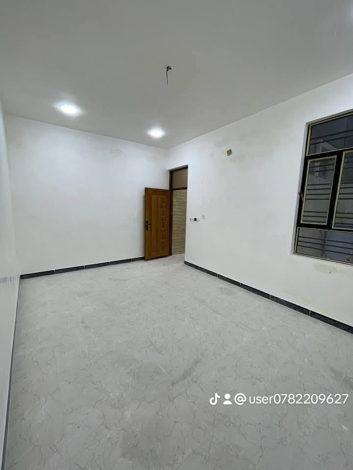 بيت للبيع ٣  طوابق يحتوي على ٤ غرف نوم  سند ٢٥ تحويل مكاتبة واقرار قاضي بناء جديد طابوق العنوان الدوره هورجب خلف المجلس البلدي  السعر ١١٥ مليون بعده مامسكون البيت ***********
