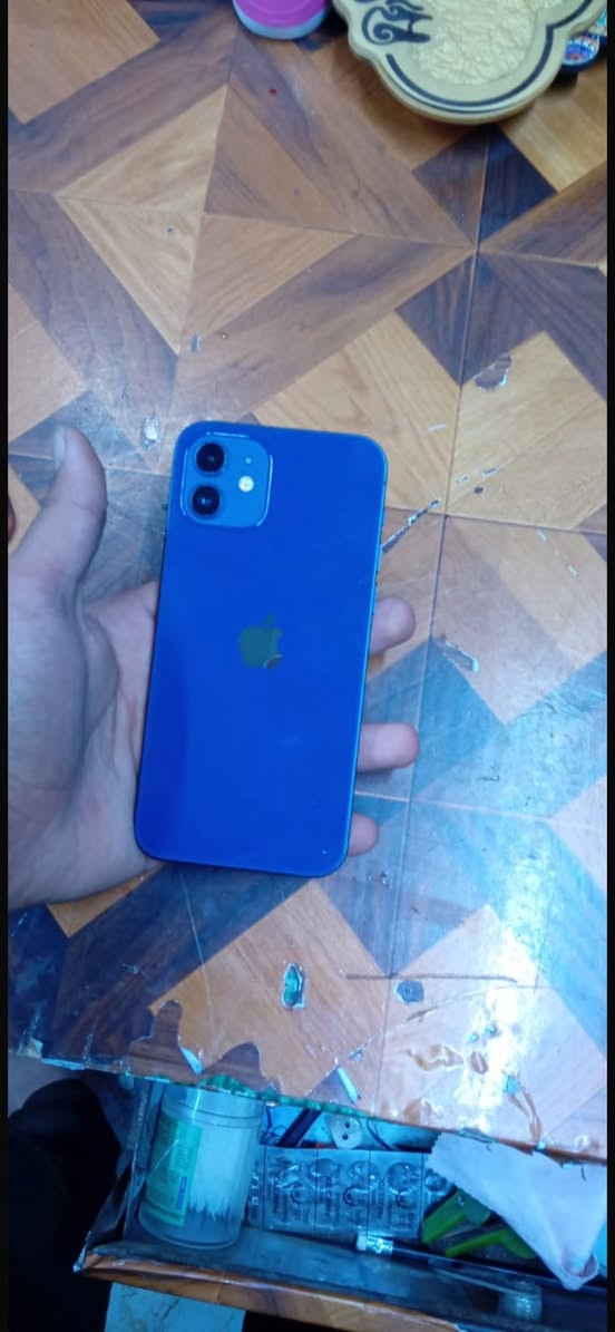 سلام عليكم 
للبيع ايفون 12 عادي لون ازرق بحري مميز مبدل شاشه والشاشه الاصليه موجوده بس بيها خط اخضر ذاكره ٦٤ بطاربه ٧٥ السعر ٢٥٠ وبي مجال قليل 
اتساب : ***********
