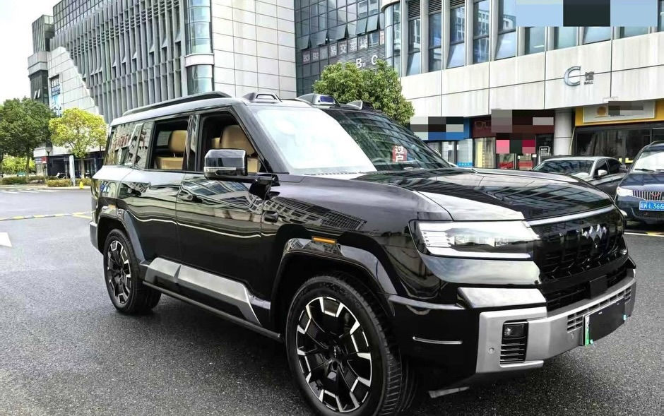 سياره تستحق كل دينار يندفع بيها قيمه حقيقيه مقابل سعر السيارة المعروضة هي BYD Leopard 8، وهي سيارة دفع رباعي هجينة قابلة للشحن (PHEV) فاخرة ومتوسطة إلى كبيرة الحجم من إنتاج شركة BYD الصينية. 
تتميز السيارة بمحرك توربو سعة 2.0 لتر ونظام دفع رباعي مزدوج المحرك، وتأتي بنسخ تتسع لـ 6 أو 7 ركاب تبلغ أبعاد هيكل سيارة BYD Leopard 8 SUV 5195/1994/1875 ملم (أو 1905 ملم مع حامل الأمتعة
‎أبرز المواصفات
* القوة والأداء:
    *   تصل القوة الحصانية   المجمعة إلى 939 حصانًا.
    * عزم الدوران يصل إلى 760 نيوتن متر.
    * التسارع من 0 إلى 100 كم/ساعة في 4.8 ثوانٍ.
* المدى والبطارية:
    * مدى هجين مجمع يصل إلى 1200 كيلومتر.
    * مدى كهربائي نقي (EV) يصل إلى 100 كيلومتر.
    * سعة البطارية تبلغ 36.8 كيلوواط ساعة.
* الميزات:
    * تتوفر بمواصفات "فلاغشيب" (Flagship) كاملة الخيارات،تشمل مقاعد بخاصية التدفئة والتهوية والتدليك، وشاشات متعددة، وأنظمة مساعدة ذكية للقيادة (مثل Huawei ADS 3.0).
    * تأتي بتصميم خارجي يوحي بالقوة مع هيكل صلب وقدرات ممتازة على الطرق الوعرة. 
كهرباء + بنزين | Plug in hybrid 
السيارة تقطع بفل البنزين مع الكهرباء ما يقارب ال 1200 كيلو متر 
حجم البطارية الكهربائية : 36.8 كيلو واط 
نوع البطارية : ليثيوم ايرون فوسفات 
❗️ تقطع بالشحنة الواحدة 125 كيلو متر ❗️
الاضافات : سقف بانوراما/ مقاعد جلد كهرباء امامية و خلفية / تدفئة و تبريد مقاعد امامية و خلفية/ مقاعد مساج امامية و خلفية / مقاعد خلفية مفصولة / شاشة امامية كبيرة متعددة الخصائص / شاشة جانبية متعددة الخصائص/ عداد ديجيتال/ كاميرات 360 درجة/ حساسات اصطفاف امامية و خلفية/ اضوية امامية Led/ اضاءة نهارية Led / كشافات ضباب امامية Led/ دفع رباعي بوضعيات متعددة/ ديفلوك/ فتحات مكيف خلفية/ مداخل شاحن موبايل Usb / Type C/ كاميرا داخلية/ مري طوي كهرباء/ فورمايكا داخلية / ثلاجة وسطية مع تحكم بدرجة الحرارة / مرشات جانبية كهرباء/ ابواب شفط  / عطر مركزي / سقف الكنتارا/ مقابض ابواب مخفية و اوتوماتيكية/ لوحة تحكم خلفية للمكيف 

Head up display | بروجكتر على الزجاج الامامي 
Devialet sound system | نظام صوتي 
Collision avoidance system | نظام تجنب الاصطدام 
Lane assist | تحديد مسار 
Auto park | اصطفاف ذاتي 
Blind spot monitor | حساس النقطة العمياء 
Ambiente lights | إنارة داخلية مخفية 
Wireless charger | شاحن لاسلكي 
Hill start assist | مساعد صعود التلال 
و العديد من الاضافات التي لم يتم ذكرها


**إذا كنت صاحب هذا الإعلان وتريد حذفه لأي سبب، رجاءا أرسل رسالة إلى الدعم الفني**