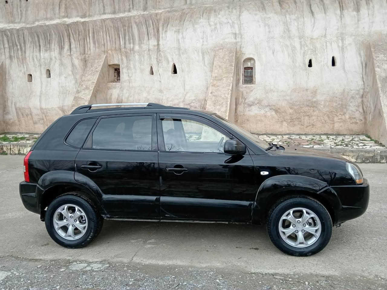 هۆندا تۆکسۆن مۆدیل ٢٠٠٩ ناو زەردو شاشە ئایپاد ڕەقەم و سەنەوی نوێیە کۆبۆنی بەنزینی هەیە گێڕوو مەکینە بەشەرت دوو پارچەی بۆیاغە بێ داخیلی زۆر جوان و توندوو تۆڵە سعری ٩٧ وەرەقە 
***********
*********** كويسينجاك, أربيل
