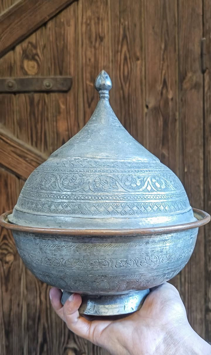 أستغفر الله العظيم، اللهم إني أسالك فيضا من فيوضات فضلك، سبحانك اللهم وبحمدك.
............................

مش عارفه الإيراني فيه سحر رهيب، الزمن مأثرش على جماله أبدا.

............................

للبيع بإذن الله:

- برنبونيره أو سلطانيه بغطا نحاس أحمر، إيراني أنتيكه أصليه، شغل رقيق جدا، وزن تقيل، تحفه فنيه، تحياتي لذوقكم وآرائكم،،،،،

................................

الحمد لله حمدا كثيرا طيبا، نحمده ونشكره على نعمه وفضله علينا.

يسعد مساكم حبايبي،،،،،،

إستمتعوا معايا، التفاصيل بالفيديو،،،،


**إذا كنت صاحب هذا الإعلان وتريد حذفه لأي سبب، رجاءا أرسل رسالة إلى الدعم الفني**